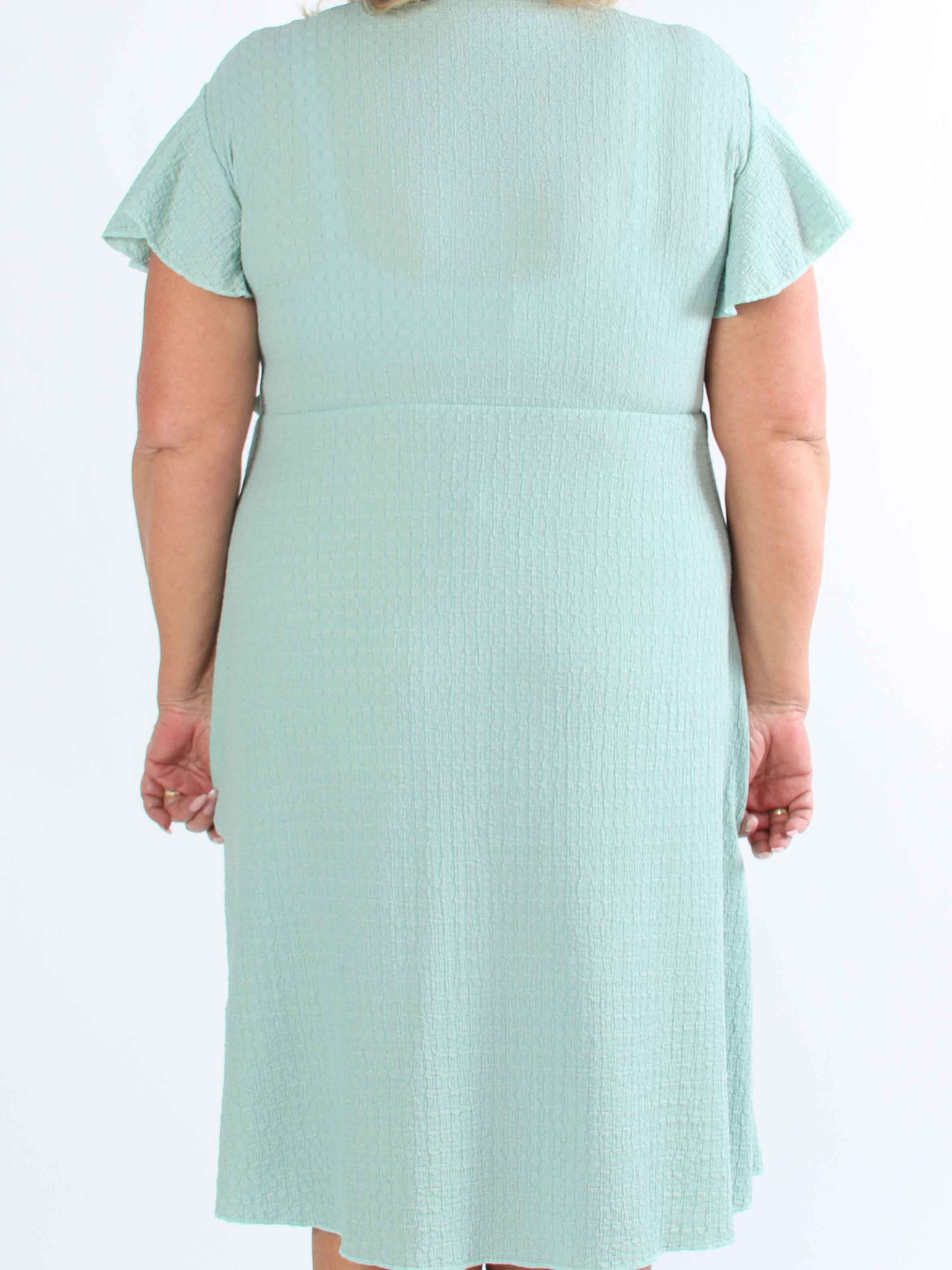 Eliana - Söt plus size-klänning i omlottmodell med volanger